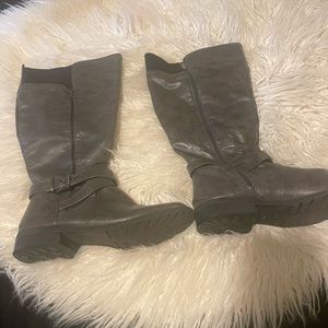 G by GUESS Gray Women’s Wide- Calf Flat Zip Up Boots Size 10!!